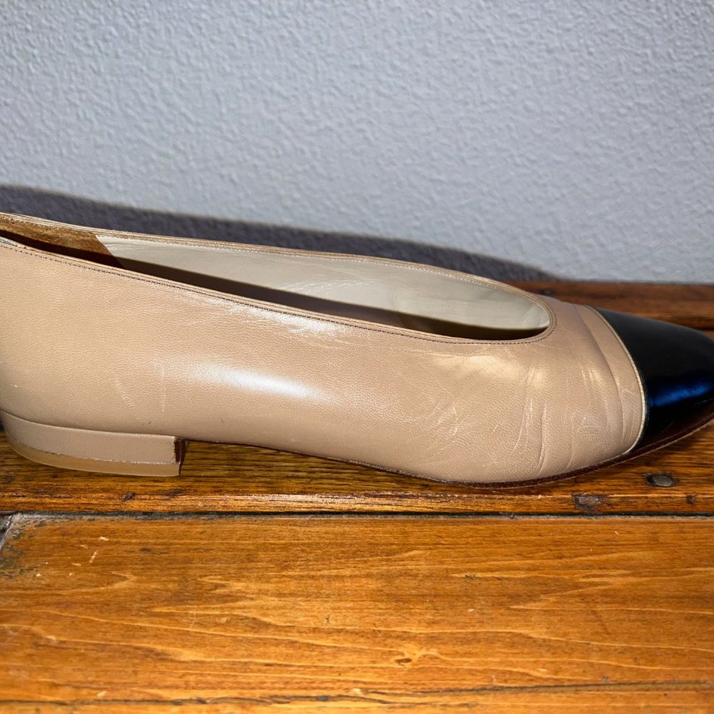 CHANEL vtg Tan Leather Flats Black Cap Toes Box Dustbag COUPE' MONTE' FINI MAIN - Picture 2 of 7